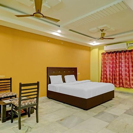 Oyo 81589 Aruna Dwraka Homes Hyderabad Exterior foto