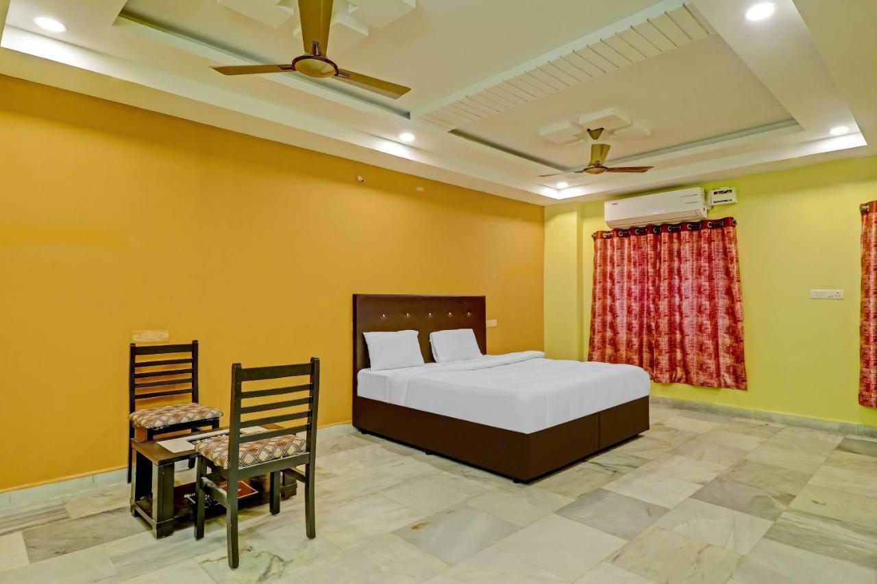 Oyo 81589 Aruna Dwraka Homes Hyderabad Exterior foto